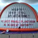 "Olá! Quem Roubou o Maior Planetário Inflável da Grã-Bretanha?!"