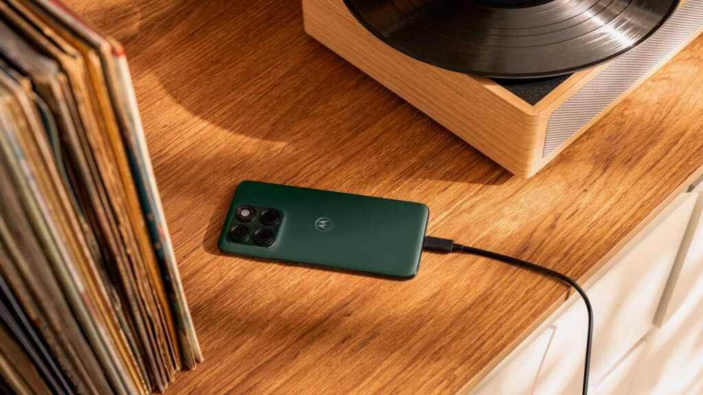 Moto Edge 70 Plus Enters the Magnetic Charging Trend | GadgetLad